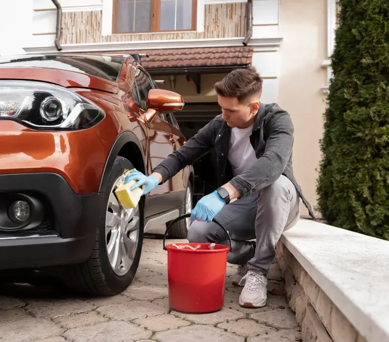 Lavage auto à domicile Tignieu-Jameyzieu : professionnel intervenant sur un véhicule